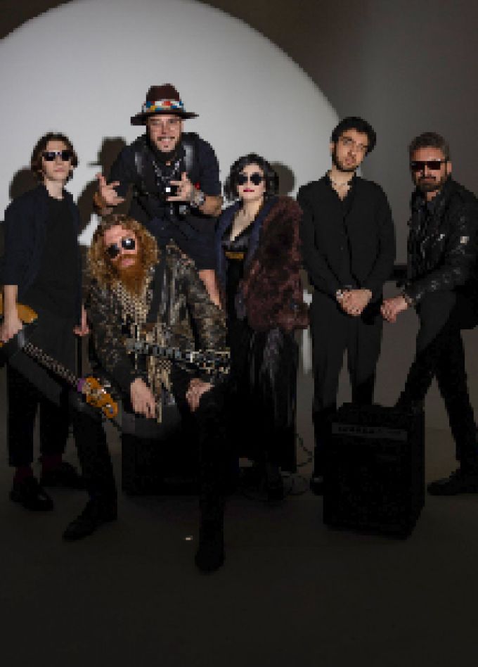 Breaking blues band