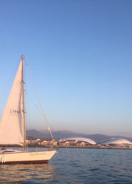 Вечерняя прогулка на яхте под парусом